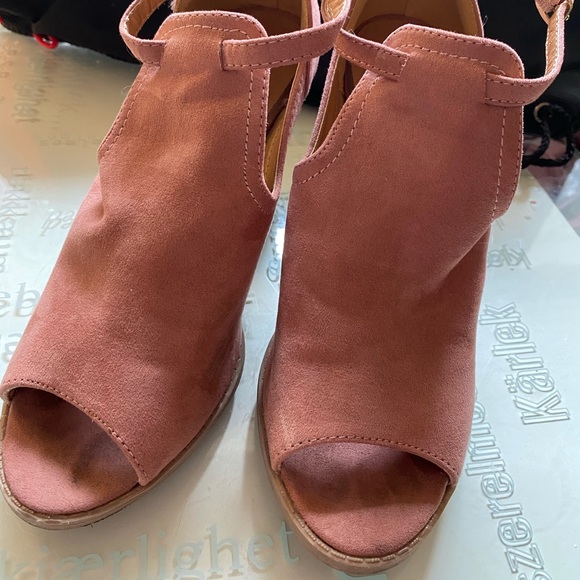 Women’s Size 7 - Neutral Pink Ankle Boots - Picture 2 of 6